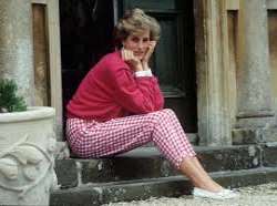 Some of its notable guests through time have been: Oscar Wilde, Sir Arthur Conan Doyle, Noel Coward, Anna Neagle, Charles Laughton, Cindy Crawford, El